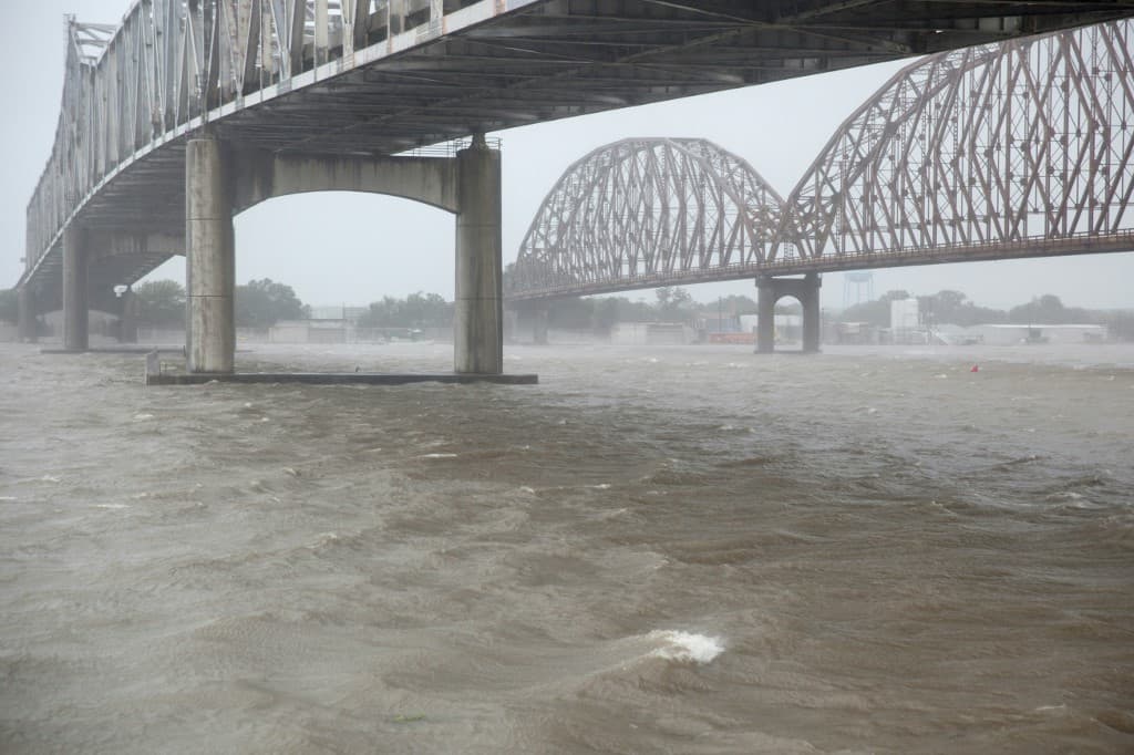 Los fuertes vientos soplan a través del río Atchafalaya en Morgan City, Louisiana. Barry es la primer tormenta tropical de 2019 que tocó tierra en Estados Unidos. Luisiana sufrió en 2005 los efectos del huracán Katrina, que ocasionó más de 1,800 muertes, especialmente en la ciudad de Nueva Orleans.