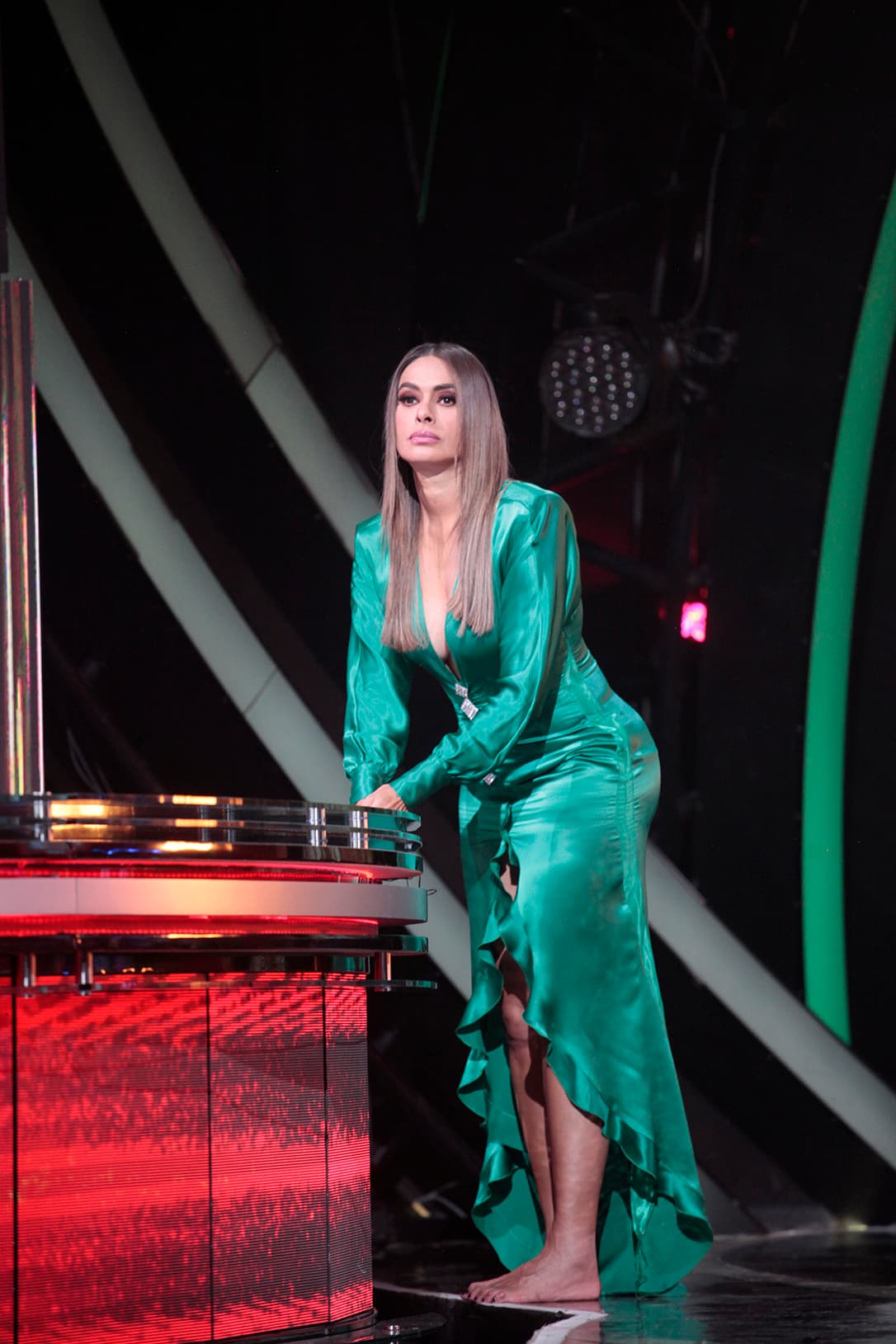 La belleza cuesta, aquello nos quedó claro pues después de que nos dimos cuenta de que, para descansar, Gali prefirió quitarse los zapatos que sentarse: lo hizo para proteger de las arrugas su vestido de seda verde.