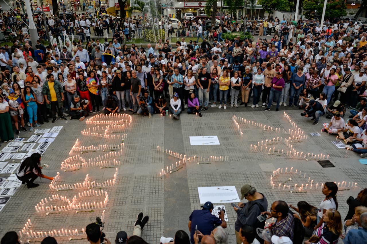Miles de venezolanos participan en una vigilia para pedir por la libertad de los 
<a href="https://www.univision.com/local/miami-wltv/liberen-muchacho-madre-joven-secuestrado-protestar-tras-elecciones-venezuela" target="_blank">presos políticos de la dictadura de Maduro</a>, por el retorno a la democracia y la paz del país.