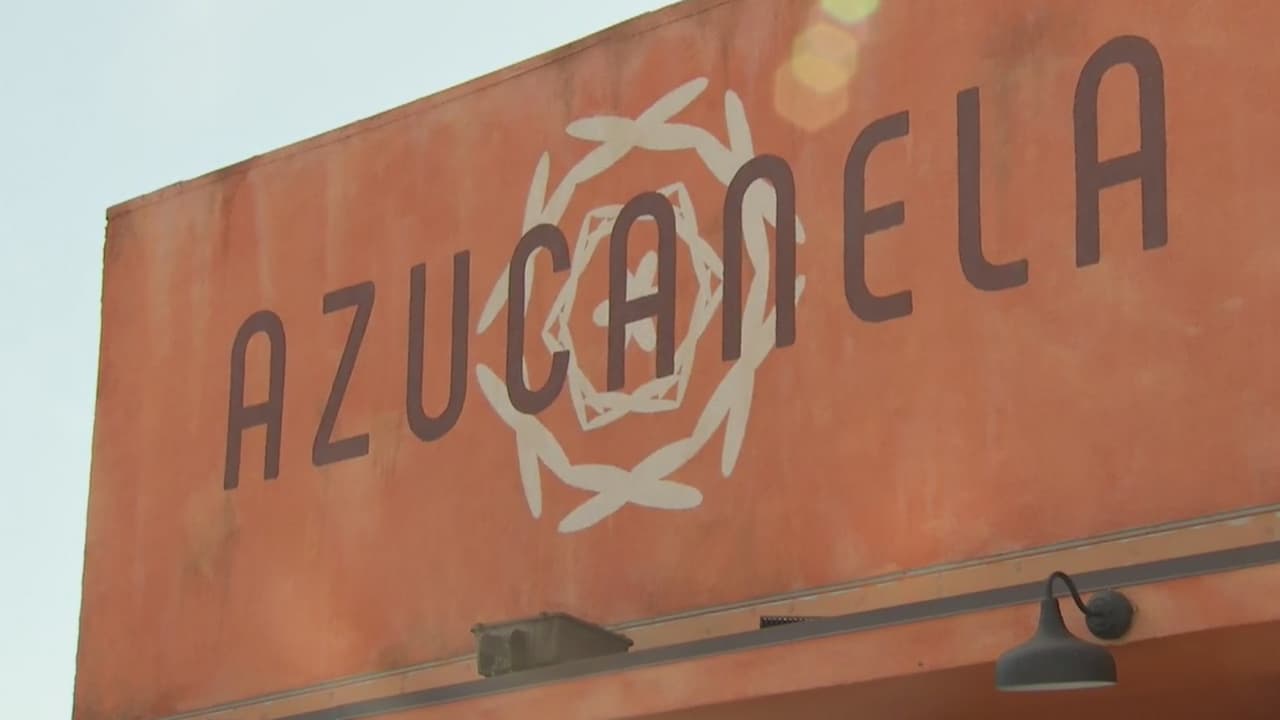 En video. Azucanela es uno de los cientos de negocios que se vieron afectados por la emergencia del coronavirus, pero gracias al trabajo conjunto con otros comerciantes y a las novedosas maneras que inventaron allí para ofrecer y degustar churros logró salir adelante, recuperar clientes y retomar el camino que en algún momento se vio obstaculizado por la crisis del covid-19