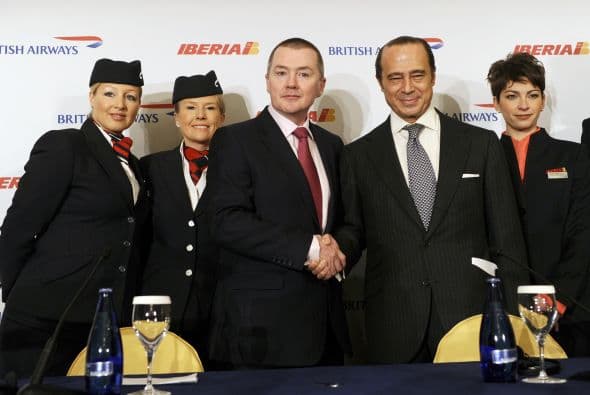 El presidente de Iberia, Antonio Vázquez, afirmó a través del comunicado que esta aprobación supone "un acuerdo histórico que creará un grupo global que lidere un futuro proceso de consolidación".