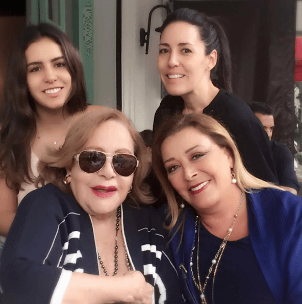 El 13 de octubre, la actriz celebró 70 años en compañía de su hija 
<a href="https://www.univision.com/famosos/sylvia-pasquel-explica-por-que-le-oculto-a-su-hija-la-muerte-de-su-padre-durante-tres-dias-fotos">Stephanie Salas</a> y sus nietas Michelle Salas y Camila. Además, se cambió de look para marcar el inicio de una nueva vida.
<br>