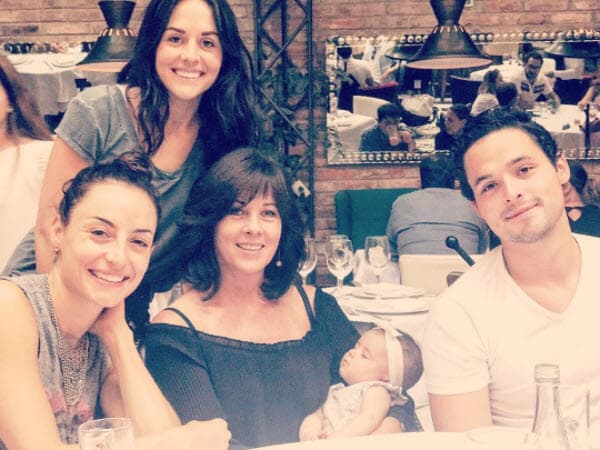 "Cuando le dije a mi mamá, 
<b><a href="https://www.univision.com/famosos/zuria-vega-es-reganona-y-quien-mas-pelea-pero-alberto-guerra-solo-come-y-no-se-bana-video" target="_blank">ardió Troya</a></b>", dijo, "porque mi mamá lloraba y que la escuela y que 16 años haciendo el BI (bachillerato internacional)". 
<br>