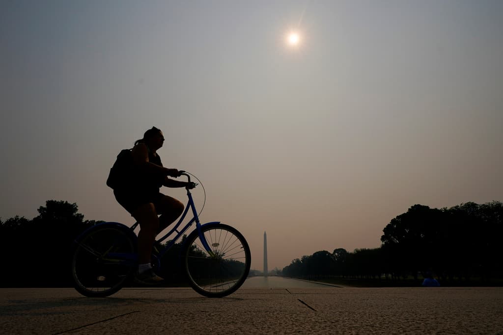 Como gran parte del noreste del país, el DMV vio caer el índice de calidad del aire con la entrada del humo de estos incendios, y se mantienen las recomendaciones dadas a conocer desde el miércoles, de evitar salir si no es estrictamente necesario, y hacerlo en dado caso utilizando máscaras cubrebocas KN-95 o N-95.
<br>