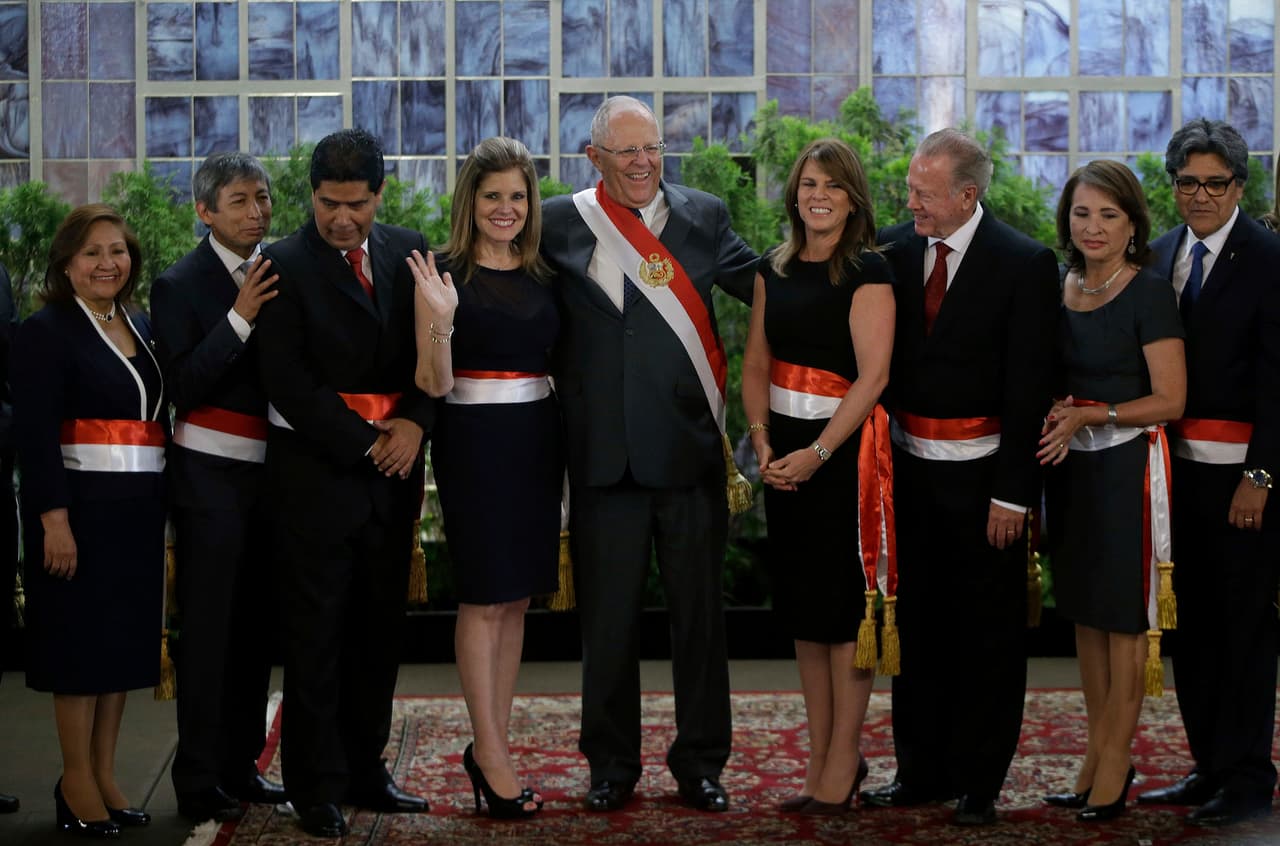 Kuczynski cambia a la mitad de sus ministros e intenta superar crisis tras indultar a Fujimori