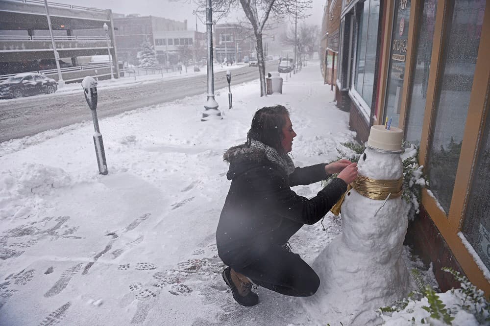 Otro territorio estadounidense que ya cubierto de blanco es Dakota del Sur, como muestra la imagen de Sioux Falls, en la que una mujer hace un muñeco de nieve el pasado viernes.