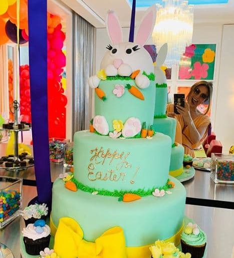 Entre las imágenes compartidas, Thalía mostró el tamaño del pastel para este domingo de Pascua.