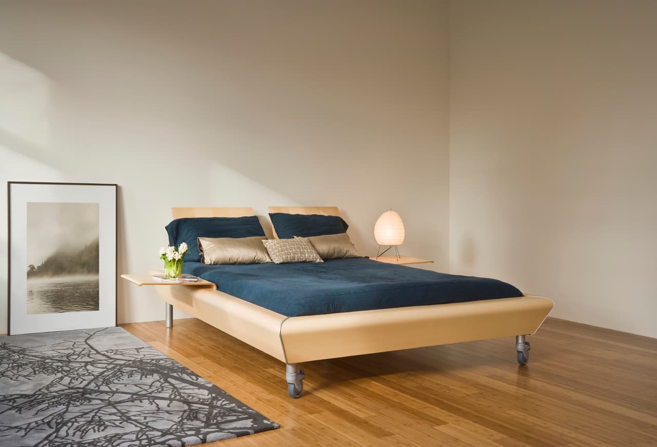 Añade un detalle personal. Que en tu dormitorio nunca falte un objeto que te represente. Puede ser un recuerdo de un viaje, una obra de arte o una lámpara de pie comprada en un mercado de pulgas.