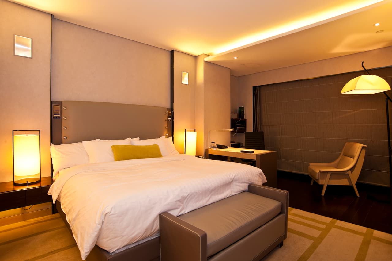 La importancia de la iluminación. En lugar de escoger una gran lámpara de techo, el uso de pequeños artefactos de luz distribuidos en toda la habitación, podría servir para generar un ambiente más tranquilo y propicio para el descanso. ¡Pruébalo!