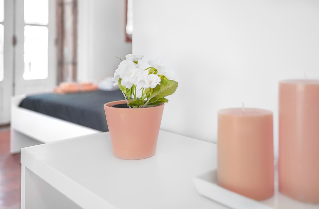 Crea una atmósfera especial. ¿El objetivo? Que cada vez que entres a la habitación, dejes el mundo exterior afuera. Para eso, coloca velas de ricos aromas, flores y fotos de tus seres queridos, nos explicó la diseñadora de interiores Kim Kiner.