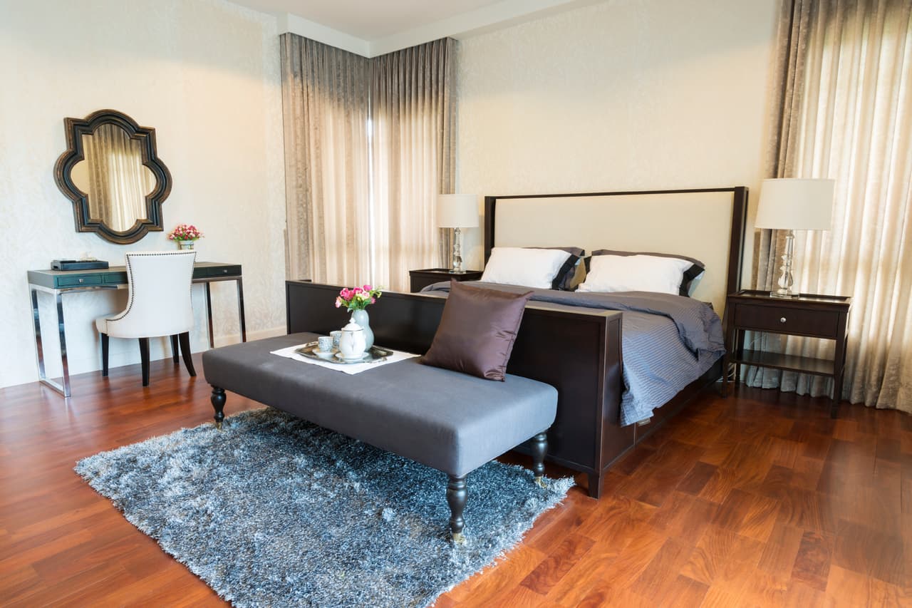 No olvides el suelo. Si quieres renovarlo, evita utilizar un material frío como baldosas de cerámica, mármol o granito, y apuesta a la madera o al alfombrado.