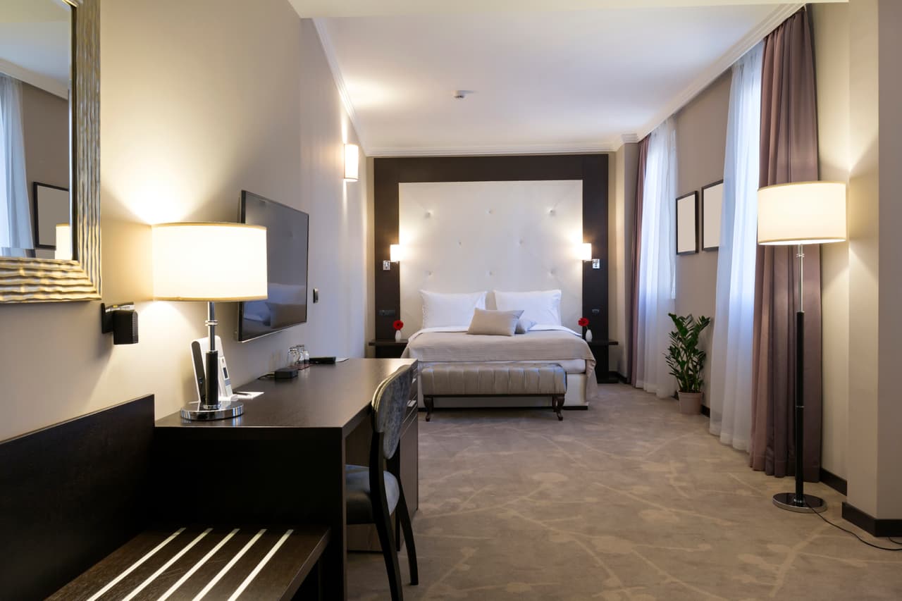 Aumenta el espacio de almacenamiento. Además del armario, es recomendable tener un espacio extra para poder organizar mejor tus cosas y que no se amontonen en un solo lugar. Si tu cuarto es pequeño, apuesta a cajoneras debajo de la cama o en la cabecera, y suma estantes flotantes.