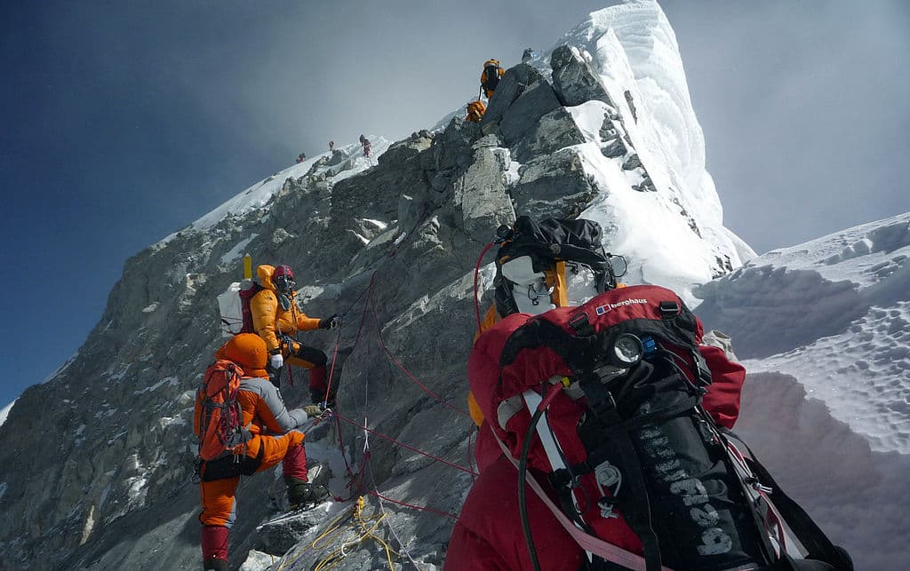 Una expedición alcanza el Everest por primera vez después de dos años de trágicas avalanchas