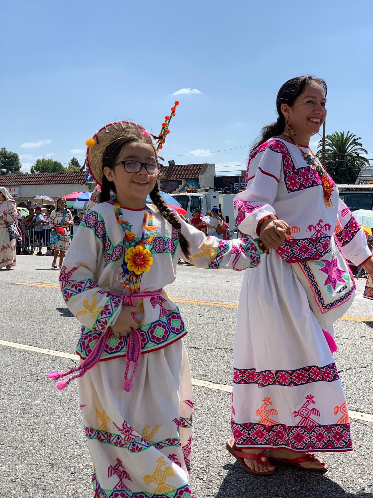 Madre e hija no ocultaron su emoción de participar en el histórico desfile.