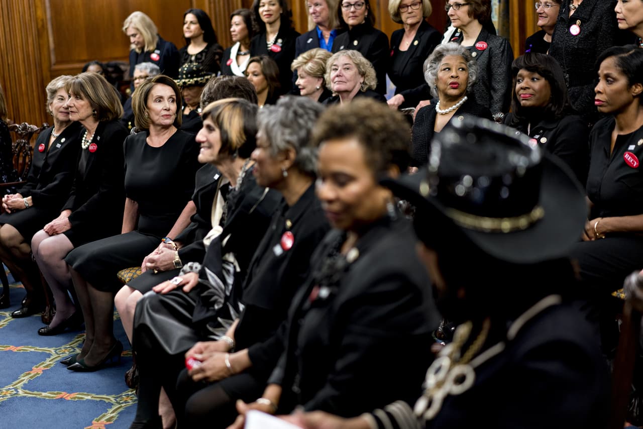 Varias mujeres que trabajan en el Congreso, encabezadas por Nancy Pelosi, la líder demócrata en la Cámara de Representantes y la senadora Jackie Speier, visten de negro en apoyo al movimiento contra el acoso a las mujeres #MeeToo.