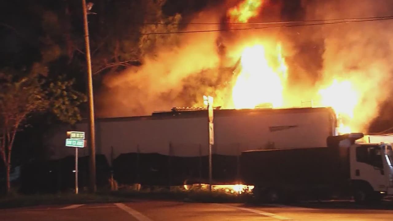 Una casa móvil y un camión destruidos tras incendio en un negocio de chatarras en Miami-Dade
