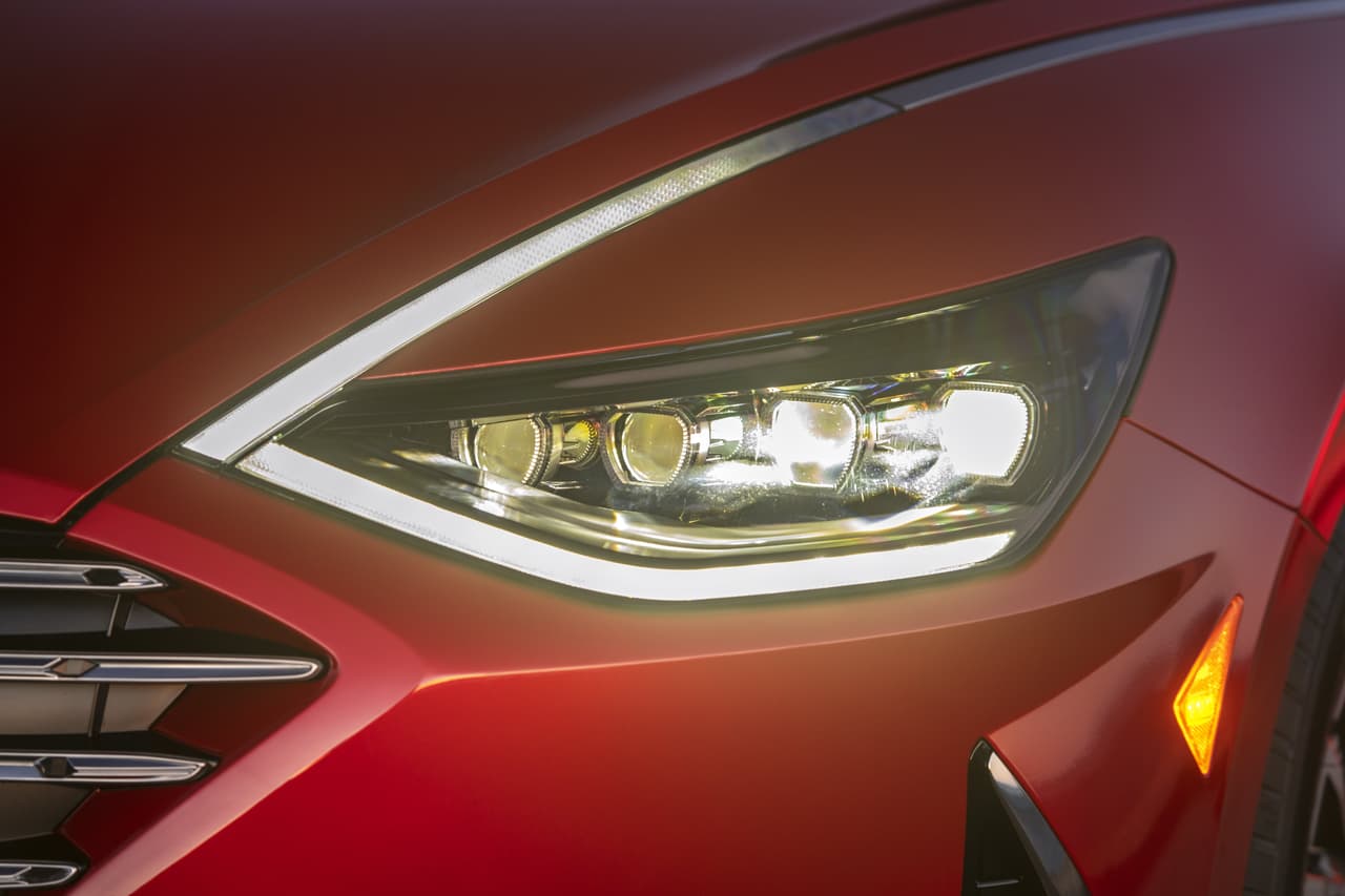 Esta función solar también puede ayudar a evitar la descarga de la batería convencional.