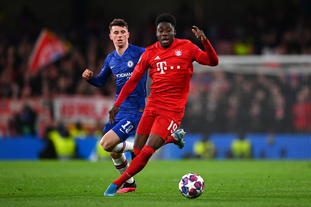 A pesar de ser visitantes, el Bayern muestra una tranquilidad de partido y muy cómodo en posesión y buscan un rápido avance.