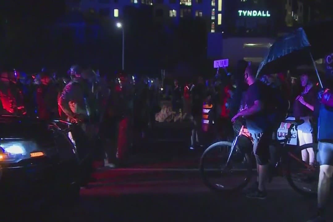 No se registraron actos violentos, comparado con el sábado, cuando un grupo de manifestantes bloquearon la interestatal 35.