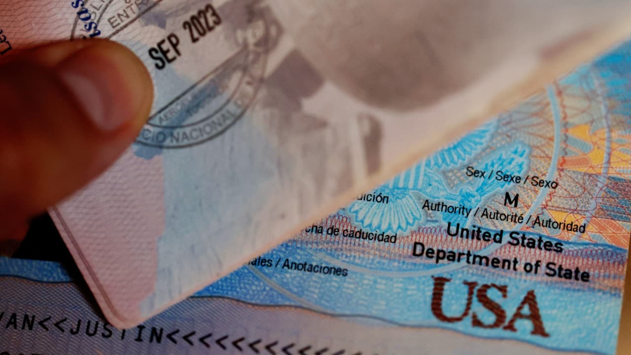 Abogado explica qué documentos necesitas para salir del país y evitar problemas migratorios