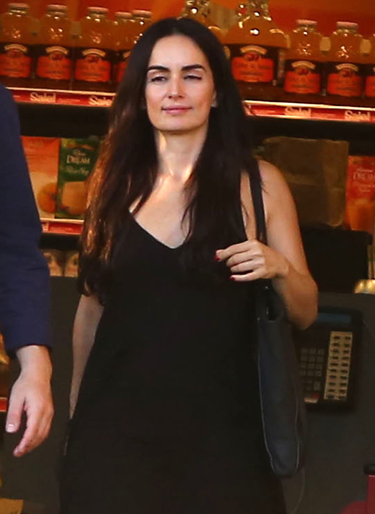 La actriz mexicana se fue 'shopping' con su pareja.