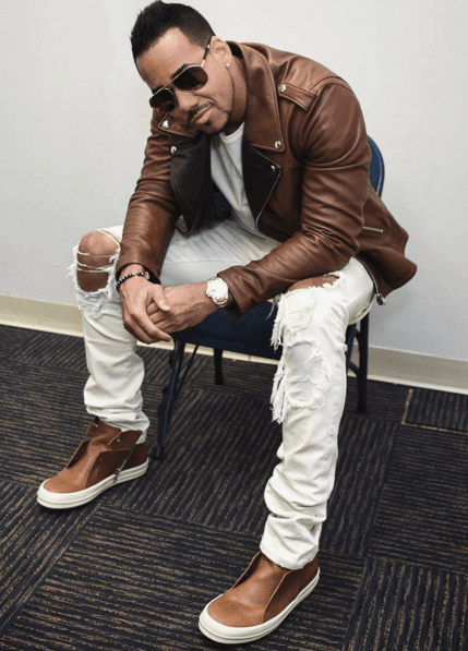 Tiene un sentido de la moda, que lo hace lucir siempre súper cool.