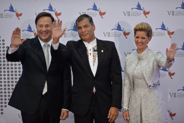 Previamente, el presidente Juan Carlos Varela, acompañado de su esposa Lorena Castillo, recibió a cada uno de sus colegas y posaron para la foto.