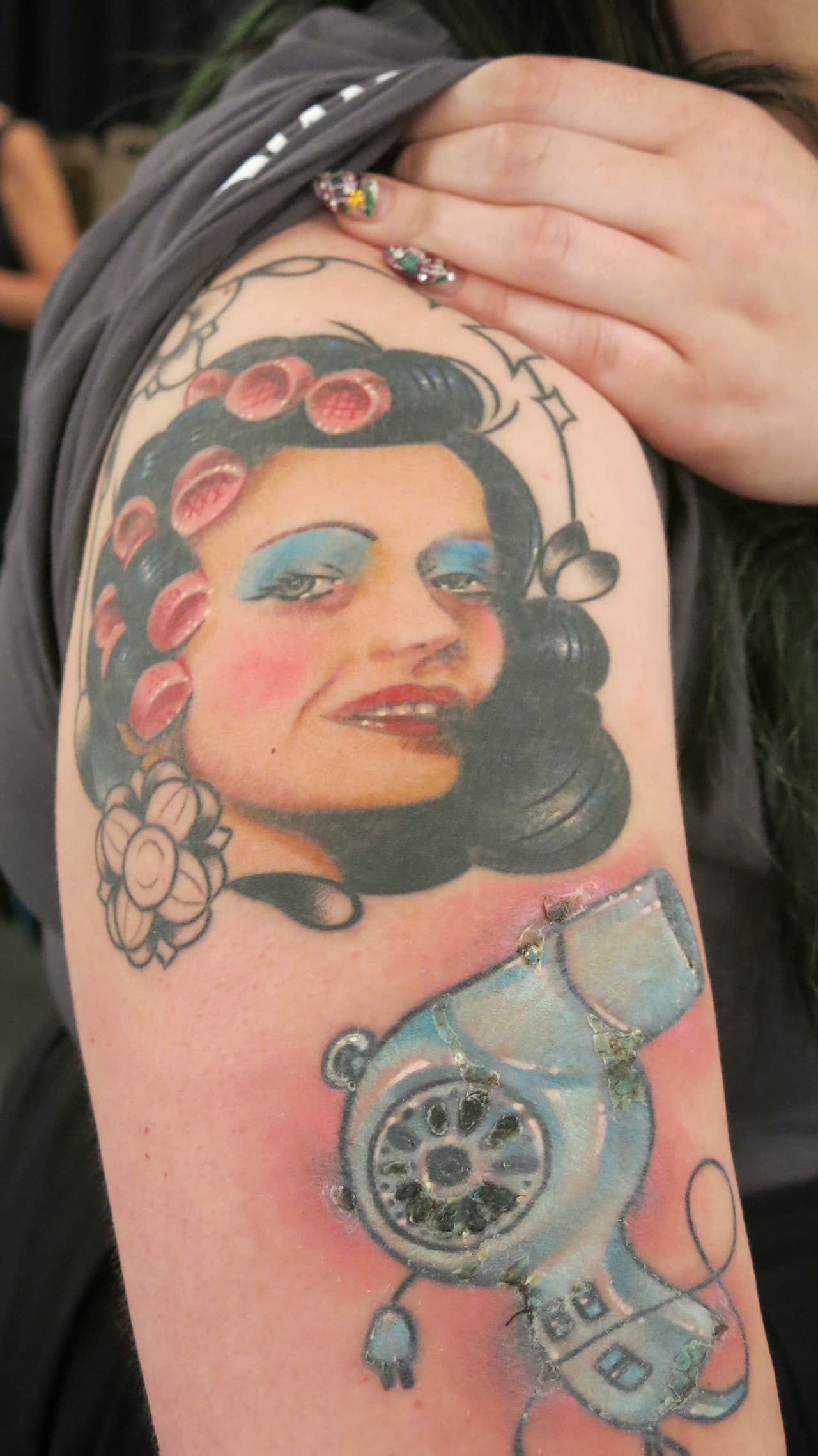 Secadoras y una modelo con mucho maquillaje y tubos forman parte de su colección.