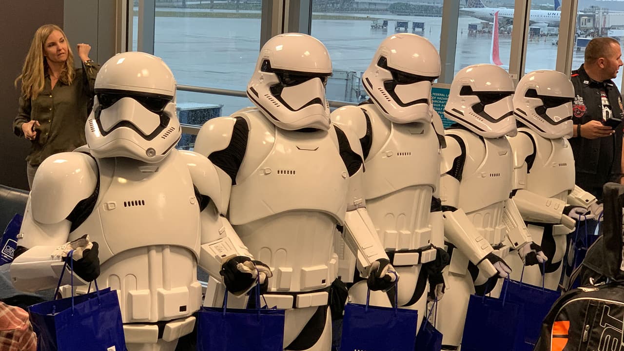 En este evento especial los Stormtrooper recibieron a los pasajeros antes de abordar el avión.