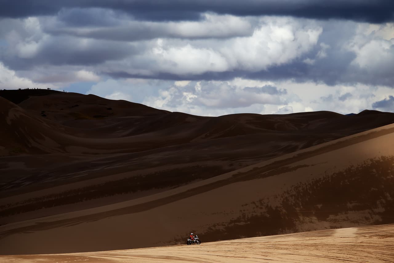 El rally Dakar es la primera gran competencia del año en automovilismo y motociclismo, en recorridos por lugares desérticos en los que los competidores incluso arriesgan su vida. En medio de esa exigencia, la belleza de la naturaleza, multicolor y diversa, adorna la carrera en Suramérica.