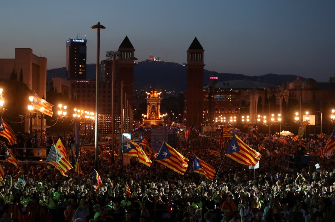 Acto de partidarios independentistas este viernes por la noche en Barcelona, frente al Montjuic.