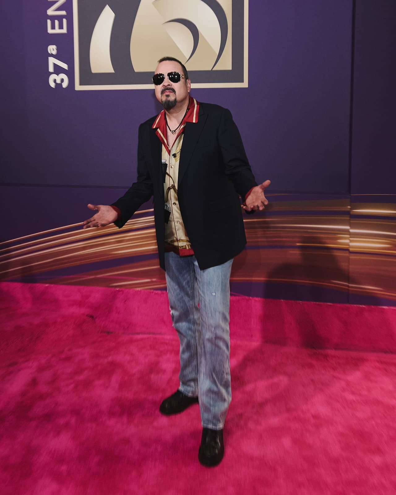 <b>Pepe Aguilar</b> llegó con un atuendo relajado.