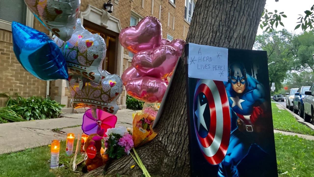 A la pequeña le colocaron globos y un cuadro del capitán américa que dice "Un héroe vive aquí". A la menor la recuerdan por su gran personalidad.