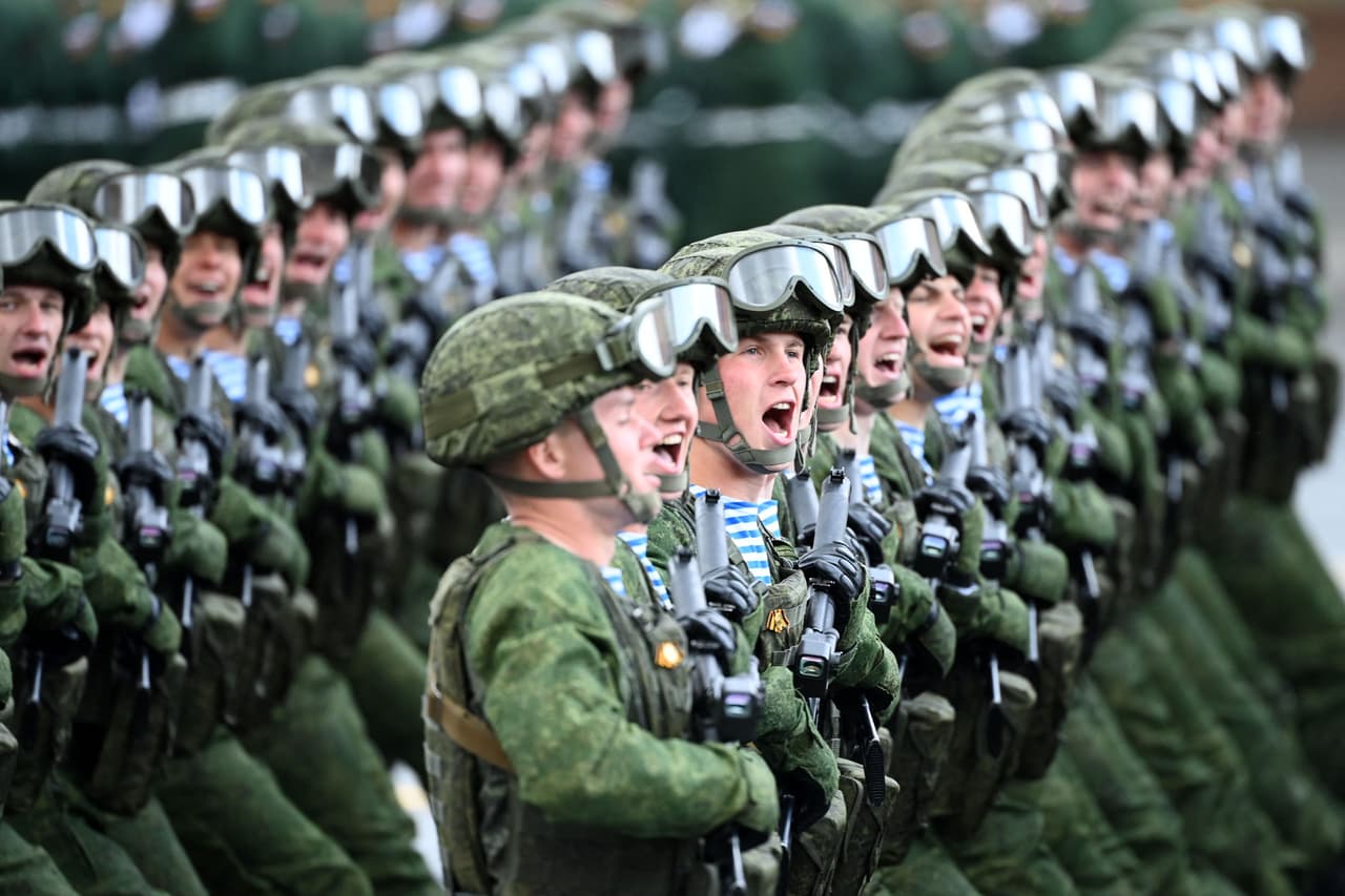 Militares rusos marchan en la Plaza Roja. Es un día en que los grupos de veteranos depositan flores en los monumentos a la
<a href="https://www.univision.com/noticias/mundo/causas-guerra-rusia-y-ucrania-resumen-explicacion">Gran Guerra Patriótica, como se conoce a la Segunda Guerra Mundial en el país. </a>
<br>