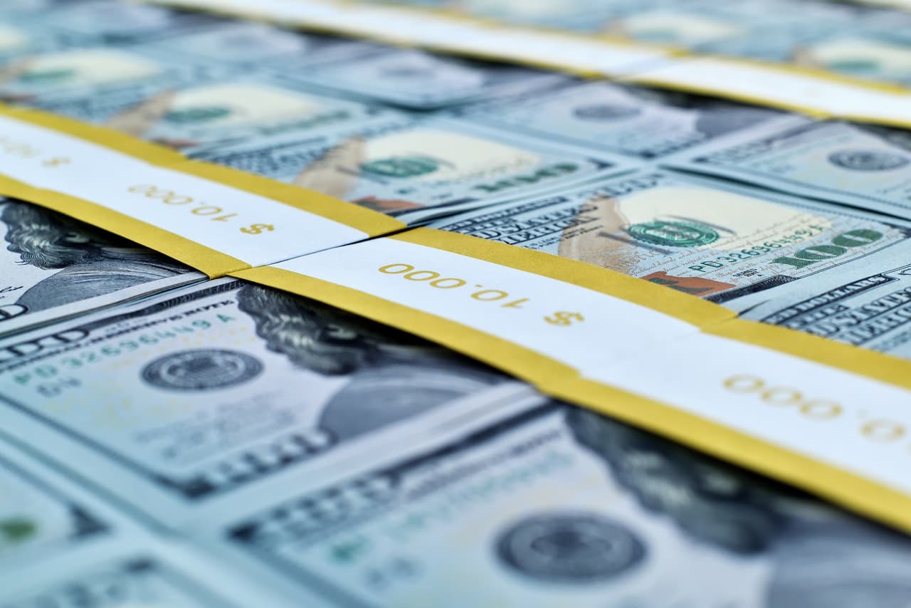 Le depositaron unos 320,000 dólares por error, se negó a devolverlos y desapareció