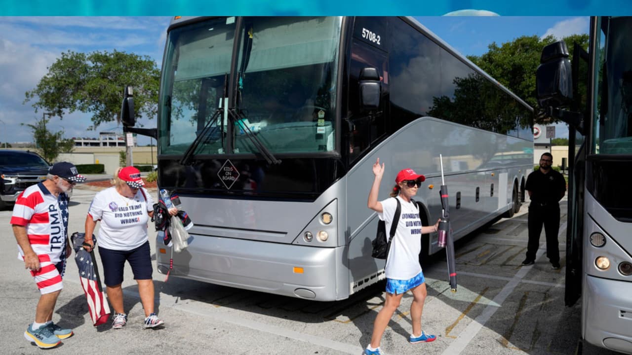 Seguidores de Donald Trump abordan autobuses de Orlando con destino a su comparecencia en Miami