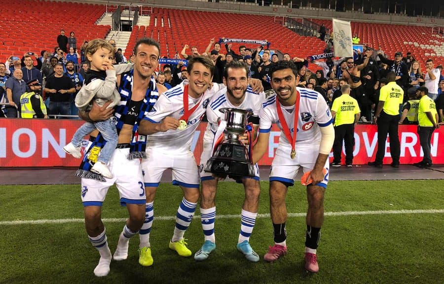 Bojan Krkić presume su conquista con Montreal Impact en su sala de trofeos personal