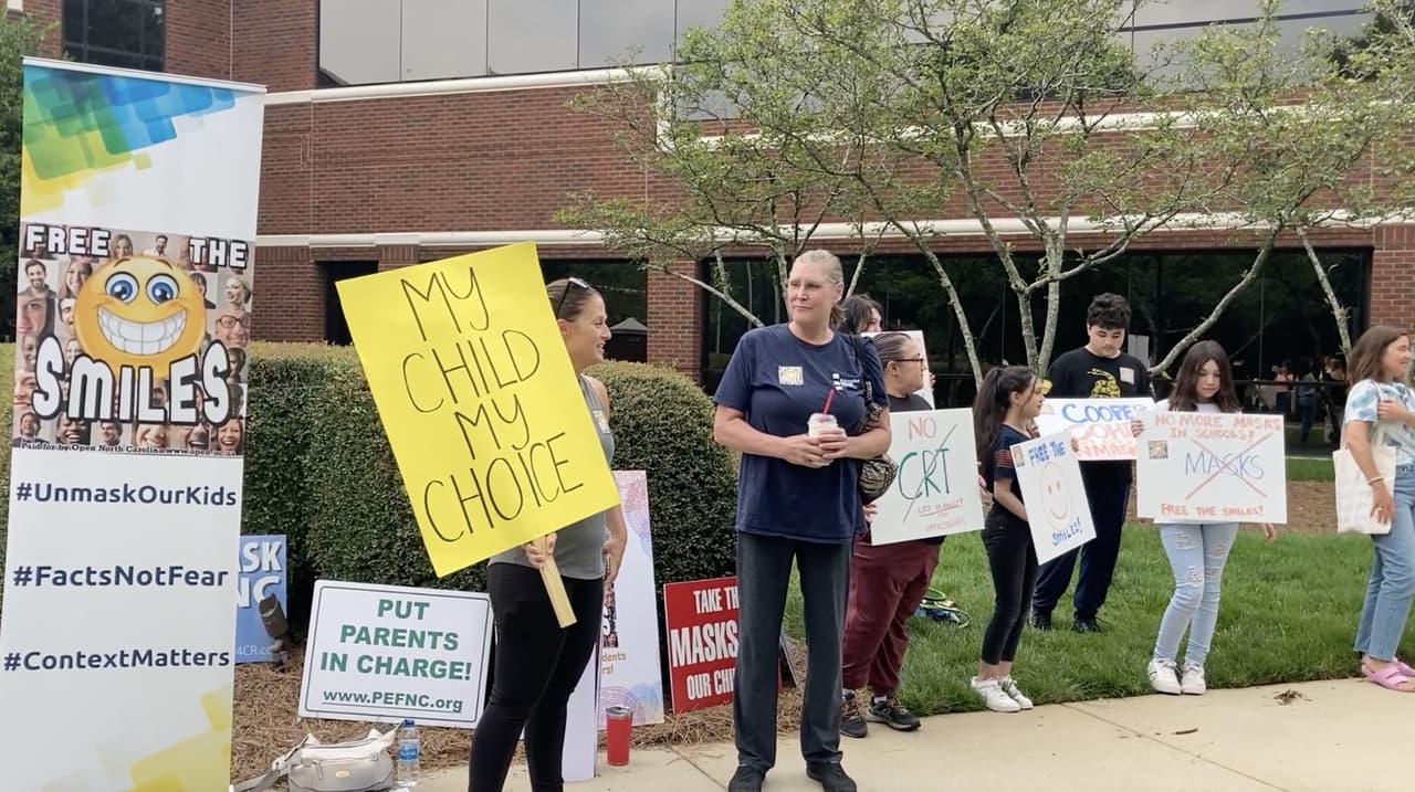 Año escolar 2021-22: padres protestan contra el uso obligatorio de mascarillas en escuelas de Wake