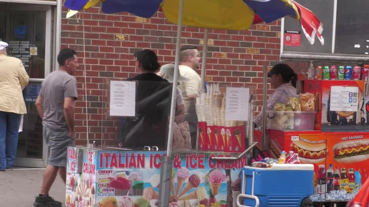 Vecinos y vendedores informales se ‘enfrentan’ por espacios públicos en Corona, Queens