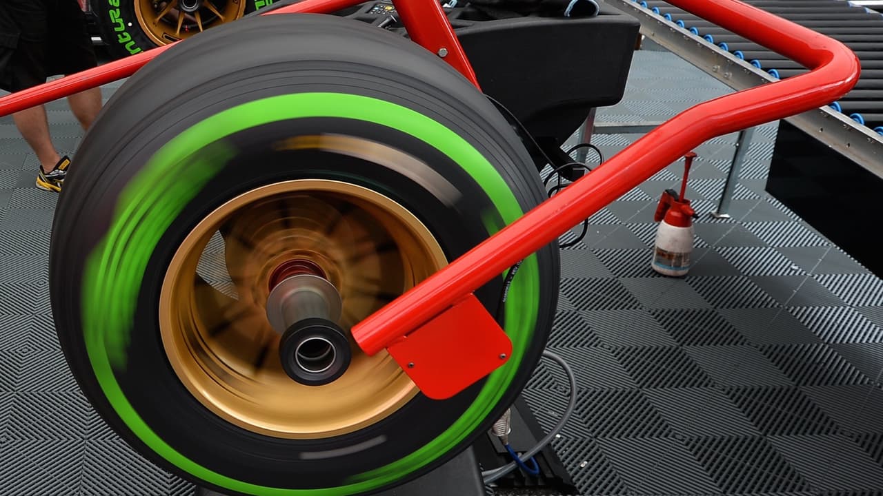 4. 
<b>Mantén tus neumáticos bien balanceados y revisa el nivel de presión de aire</b>
<br>Este consejo no sólo alargará la vida de tus neumáticos y el buen estado de los componente de la suspensión, sino que además es una medida primordial para la seguridad de la operación de tu camioneta pickup.