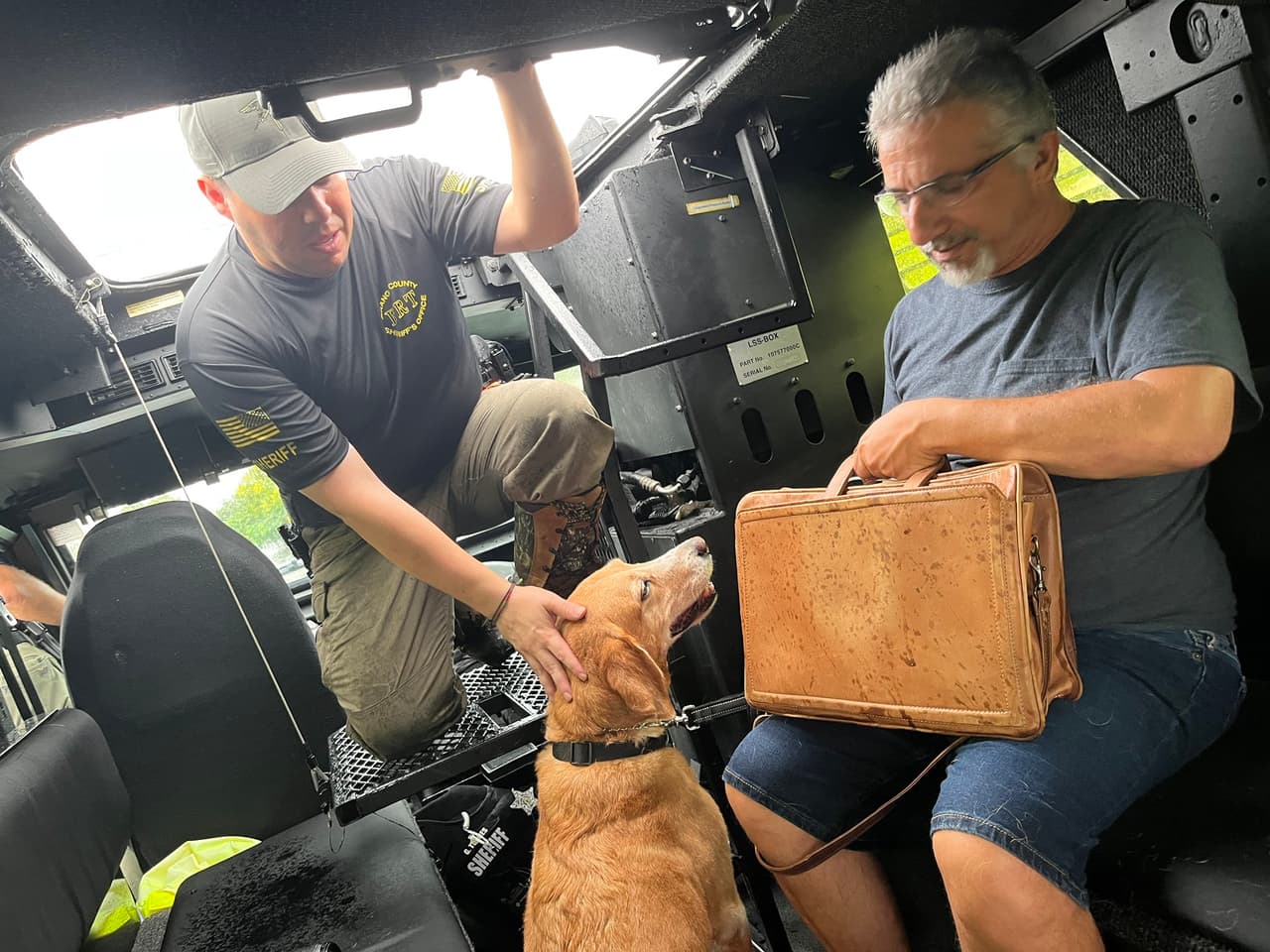 Los residentes y sus mascotas fueron puestos a salvo de las inundaciones.