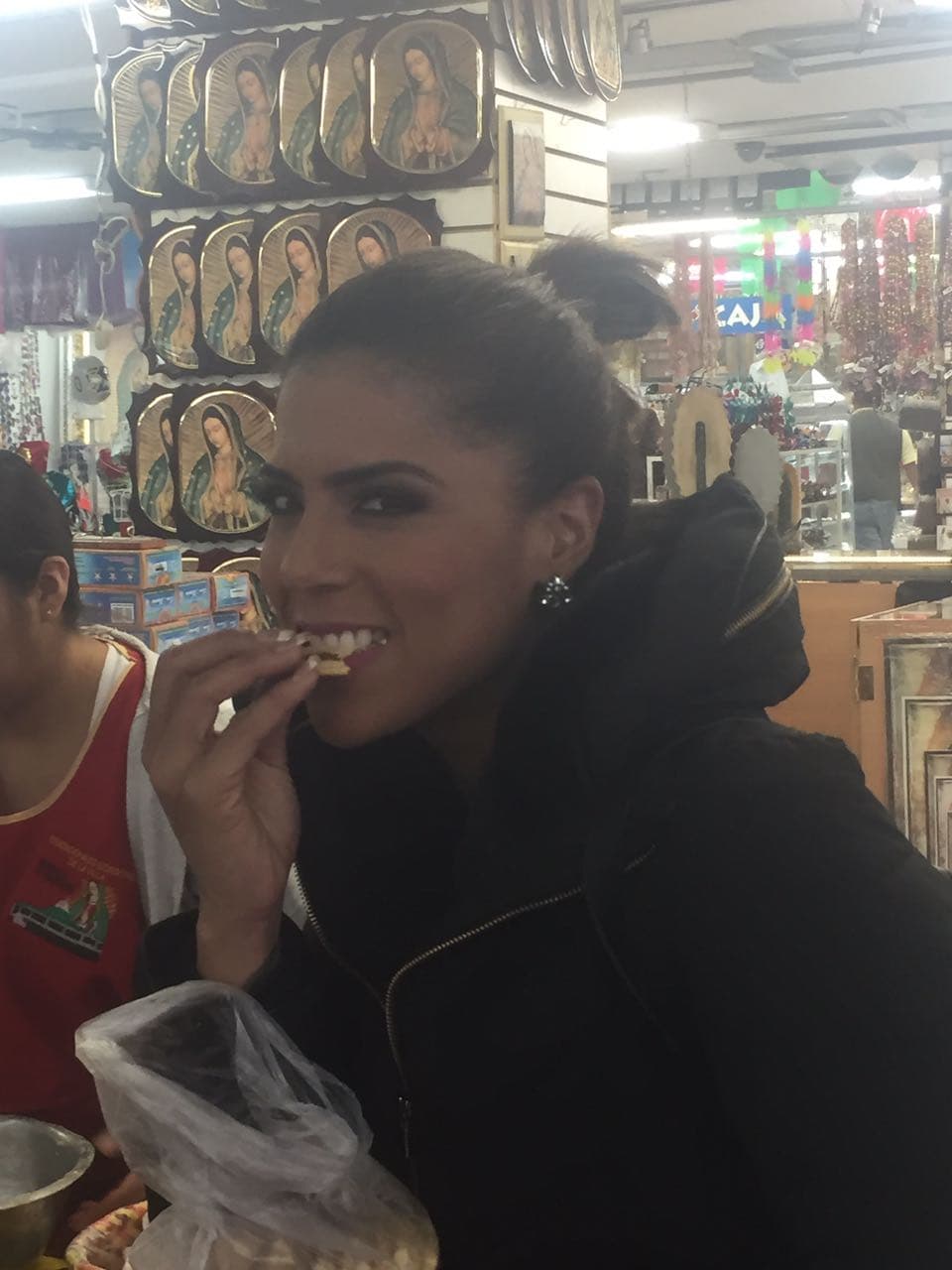 Además de visitar la Basílica, Francisca se dio tiempo para un paquete de estas gorditas y otros souvenirs guadalupanos.