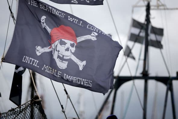 Multitudes de piratas con todo y capa y espada transformaron las calles del pueblo británico Penzance.