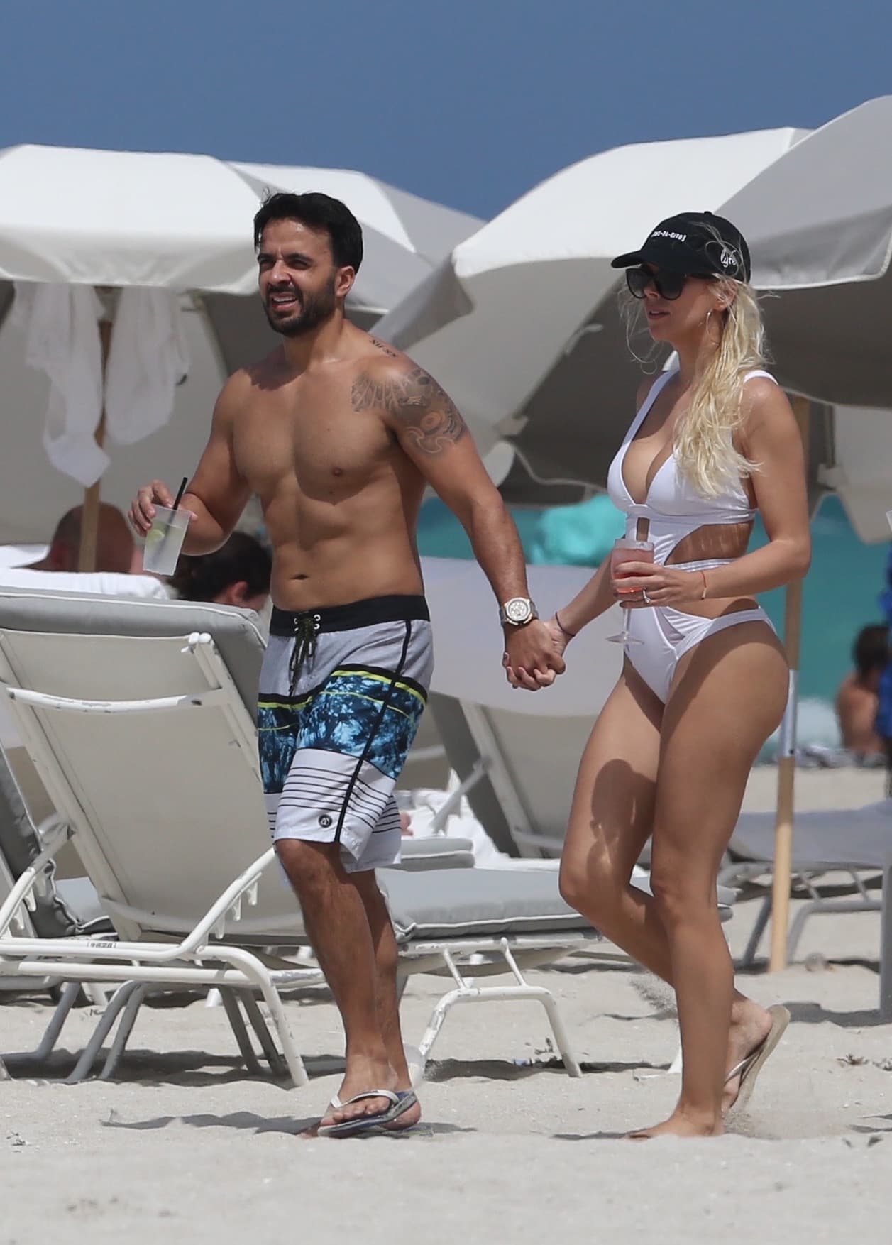Luis Fonsi celebra su cumpleaños número 39 junto a su esposa Agueda López con un romántico día en las playas de Miami Beach.