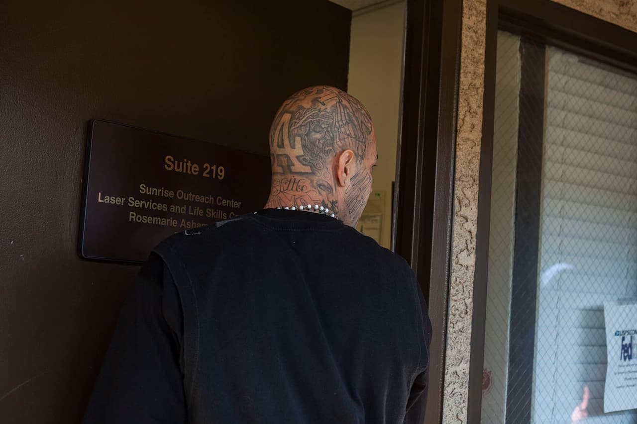 En Los Angeles, en el 2105 Beverly Blvd, suit 219, se encuentra Sunrise Center una organización creada por la activista Rosemarie Ashamalla en donde de manera gratuita se asiste a expandilleros para que puedan borrar sus tatuajes visibles.