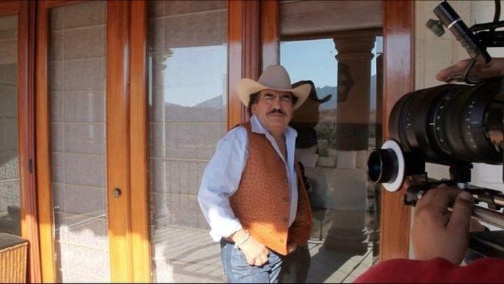 Mike Rodríguez describe cómo fue el estado de ánimo del cantautor mexicano: “Joan se mostró entero y sin quejarse de su enfermedad simplemente pedía unos minutos para descansar pues a pesar de que el video dura simplemente cuatro minutos, fueron alrededor de 48 horas de ardua grabación”.