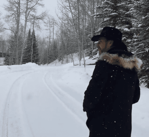 Esta es otra postal del cantante en la nieve, imagen que subió para celebrar su cumpleaños en 2016, y listo para la llegada de 2017.