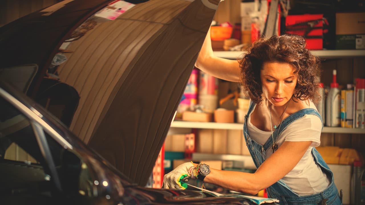 Contrario a lo que muchas piensan, la batería del carro no dura toda la vida y cuando está llegando al fin de su ciclo de vida útil, ésta da señales fáciles de identificar. Si has notado alguna de ellas probablemente se acerca la hora de reemplazarla.