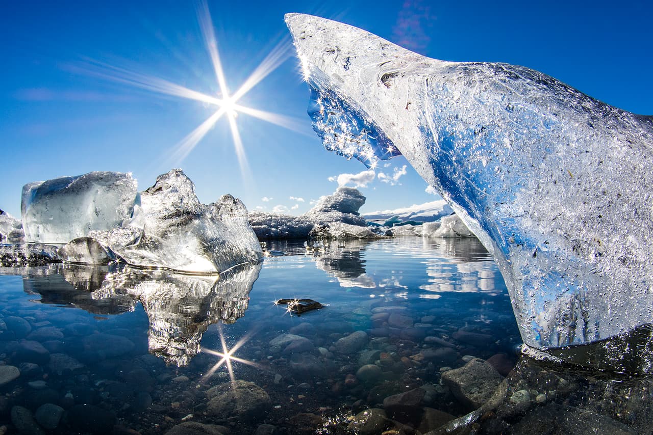 Esta es la fotografía ganadora de la categoría Paisajes sobre la superficie del océano. Su autor es Mathieu Foulquié, de France.