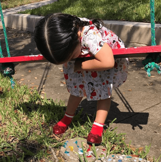 Cada día está más activa, y le encanta jugar en el parque.